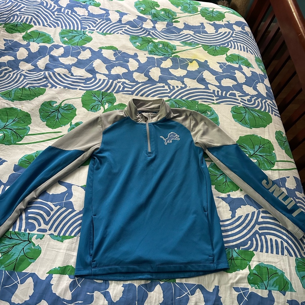Lions 🦁 Blue and Gray Quarter-Zip Pullover. Boys size M.